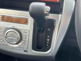 操作し易いインパネシフト、滑らかな加速のCVTで燃費も良いですよ。
