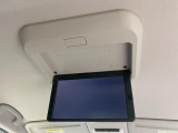【フリップダウンモニター】大画面モニターで後席でもエンタメをお楽しみいただけます。小さなお子様にも大人気の装備です♪