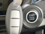 【インテリジェントキー】カバンやポケットに入れたままでもドアの施錠・解錠が可能なスマートキーを装備。エンジンのオン・オフ時もカギを取り出す必要が無いからとっても便利です♪