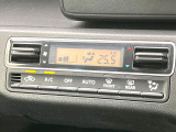 【オートエアコン】一度お好みの温度に設定すれば、車内の温度を検知し風量や温度を自動で調整。暑い&hellip;寒い&hellip;と何度もスイッチ操作をする必要はありません。快適な車内空間には必須の機能ですね♪