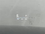 ◆HUD(ヘッドアップディスプレイ)◆運転席前方のフロントガラスに速度情報や運転をアシストする情報などを表示!視線を落とさずに速度を確認できるので、よそ見による事故を減らしてくれます!
