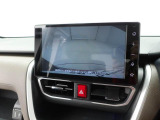 このお車はバックカメラが付いています。ナビをつければ連動できます。バックの操作が楽になります。