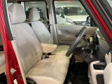 運転席はほどよくホールド感のある形状をしておりますので、運転がし易いです!