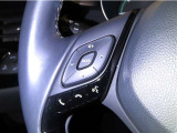 ハンドルから手を離さないオーディオ等が操作できるステアリングスイッチを装備しております。