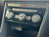 運転席と助手席、別々に温度調整か出来る操作ダイヤル付き2ゾーンフルオートエアコンです