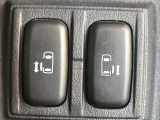 【両側パワースライドドア】スマートキーや運転席のスイッチで後席両側スライドドアの開閉が可能♪電動だから力を入れてドアを開ける必要が無く、小さなお子様でも簡単に開け閉めでき快適です♪