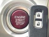 【Hondaスマートキー】カバンやポケットに入れたままでもドアの施錠・解錠が可能なスマートキーを装備。エンジンのオン・オフ時もカギを取り出す必要が無いからとっても便利です♪