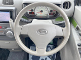 インテリアに合わせたデザインのステアリングは、運転される方のことも考え、運転しやすい形状、大きさです。是非一度、実際に触ってお確かめください。