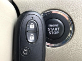 【キーフリーシステム】カバンやポケットに入れたままでもドアの施錠・解錠が可能なスマートキーを装備。エンジンのオン・オフ時もカギを取り出す必要が無いからとっても便利です♪