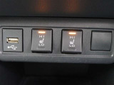 快適温熱シート(運転席・助手席)が装備されています。負担のかかりやすい肩や腰、冷えやすい下肢を効果的に温めてくれます。