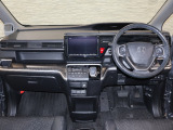操作性に優れた運転席となります!小物入れや各ボタンの配置にこだわり、使いやすいです!座り心地もよく視認性も良好なのでロングドライブもお任せ下さい!