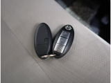 リモコンキーを取り出さなくてもエンジンのON/OFFやドアの開錠・施錠がスイッチ一つで行えるスマートキーです♪