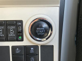 キーフリーシステムなので、エンジンスタートはブレーキペダルを踏みながらボタンを押します。鍵が運転席周りにあることが条件で、鍵をさしたり抜いたりする必要がありません。