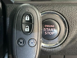 【キーレススタートシステム】カバンやポケットに入れたままでもドアの施錠・解錠が可能なスマートキーを装備。エンジンのオン・オフ時もカギを取り出す必要が無いからとっても便利です♪