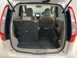 後部座席は分割でシートを倒すことができます。大きな荷物、ゴルフバックも積めます。上質で広々とした室内だから、みんなが心地よく車内で快適に過ごせます♪