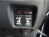 運転席からの開閉もでき、リモコンキーでも離れたところから開閉できますのでとても便利な装備になっています!
