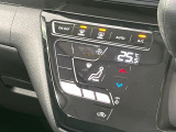 【オートエアコン】一度お好みの温度に設定すれば、車内の温度を検知し風量や温度を自動で調整。暑い&hellip;寒い&hellip;と何度もスイッチ操作をする必要はありません。快適な車内空間には必須の機能ですね♪