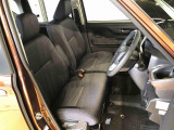 運転席の座面高さを調整できるシートリフターが付いています。フロントシートはベンチシートを採用で、座面も広く使い勝手もいいですよ♪