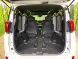 普段のお買い物や通勤、送迎等に十分な荷室スペースを確保しております。サードシートを倒すと、大きな荷物の積載も可能です♪