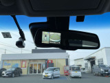 全方位カメラ映像をルームミラーで映すこともできます。
