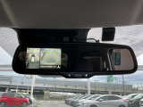 ルームミラーに映像を表示。モニターとミラーが同じ視線で確認できるので使い勝手にも優れてます。