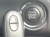 【キーレススタートシステム】カバンやポケットに入れたままでもドアの施錠・解錠が可能なスマートキーを装備。エンジンのオン・オフ時もカギを取り出す必要が無いからとっても便利です♪