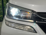 【LEDヘッドライト】悪天候や夜間走行時も良好な視界を確保し安心して運転できる高輝度LEDヘッドライトを装備!点灯速度が早く、消費電力も抑えられています。