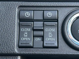 電動スライドドアは運転席横スイッチからも開閉できます。時計のボタンは『オープン予約機能』スイッチです。ボタンを押しておくとお戻りの際に、近づくだけで自動で開錠し自動でスライドドアがオープンします!