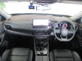 ■黒を基調とした車内空間。おちついた雰囲気です。12.3インチナビが大きく見やすい!