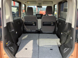 リヤシートも全車消毒済み。シートを倒すとゆったりとした室内空間に★レジャーにショッピングに大活躍!