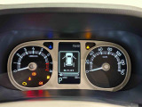 様々な車両情報を表示できるTFTマルチインフォメーションディスプレイを中央に配した視認性の高い大型2眼メーターです