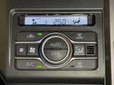 プッシュ式のオートエアコンが標準装備♪。ディスプレイが大きくて見やすくなっております。エアコンパネルの上の目立つ位置にハザードスイッチがあり、初めて乗っても見つけやすく押しやすい位置になってます。