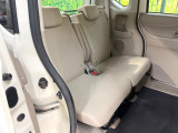 後部座席も気になるようなキズ・汚れやへたり等、大きなダメージはなく、良好な状態です。