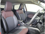 ブラックとワインレッドのレザーシートは車内を上質に彩るだけでなく、ドライバーの運転も的確にサポートします。