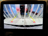 リバースポジションにシフトすると自動的にカメラが作動、ナビゲーション画面に後方の視界が映し出される、安心のバックカメラを装備。
