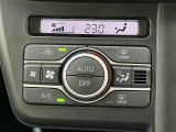 オートエアコンです。オートのボタンを押してダイヤルで室内温を設定していただくと、風量などが自動で調節され、快適な室内温を保ちます♪