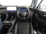 ウッド調と革巻きステアリングで快適な操作性の運転席です。