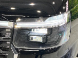 【LEDヘッドライト】悪天候や夜間走行時も良好な視界を確保し安心して運転できる高輝度LEDヘッドライトを装備!点灯速度が早く、消費電力も抑えられています。