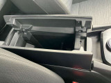 センターコンソールは両開きですので、出し入れが簡単です。