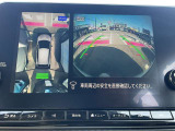 アラウンドビューモニターです。上空からお車の周りを見る感覚で表示されますので、車庫入れも簡単
