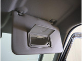 運転席側のサンバイザーには鏡付き☆お出かけの前にサッと身だしなみのチェックも出来ます♪