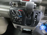 ■ダッシュパネル設置型シフトレバー(O/D付)。■マニュアル式クーラー。