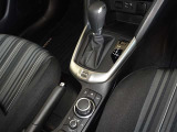 操作が楽なフロアシフトです、レバー式パーキングブレーキで足元インパネ周りもすっきりしています。