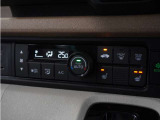 ◆オートエアコン装備◆ お好みの温度を設定をするだけで、後は、自動で風量を調節してくれます!快適にドライブが楽しめます。