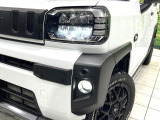 【LEDヘッドライト】悪天候や夜間走行時も良好な視界を確保し安心して運転できる高輝度LEDヘッドライトを装備!点灯速度が早く、消費電力も抑えられています。