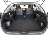 セカンドシートを倒した状態です。セカンドシートは独立可倒、荷物に合わせてラゲッジスペースをアレンジできます。