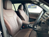 BMWらしいホールド感のある上質なシート。長距離運転でも疲れにくい仕様となっております。