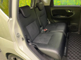 後部座席も気になるようなキズ・汚れやへたり等、大きなダメージはなく、良好な状態です。