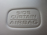 サイドカーテンエアバックシステムは、側面衝突時に大人から子供までさまざまな体格の乗員の頭部や頚部を広範囲で保護。特にセンターピラーへの頭部衝突を防ぐ展開性能を実現しています。