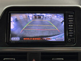 【バックカメラ】駐車時に後方がリアルタイム映像で確認できます。大型商業施設や立体駐車場での駐車時や、夜間のバック時に大活躍!運転スキルに関わらず、今や必須となった装備のひとつです!
